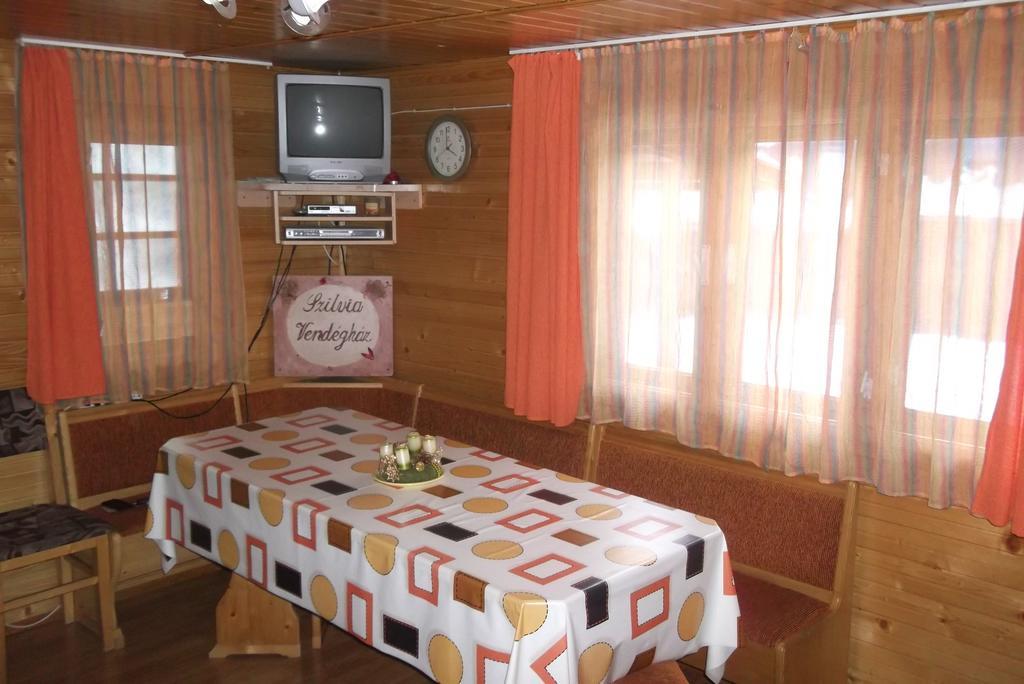 Szilvia Vendeghaz Villa Izvoare  Exteriör bild