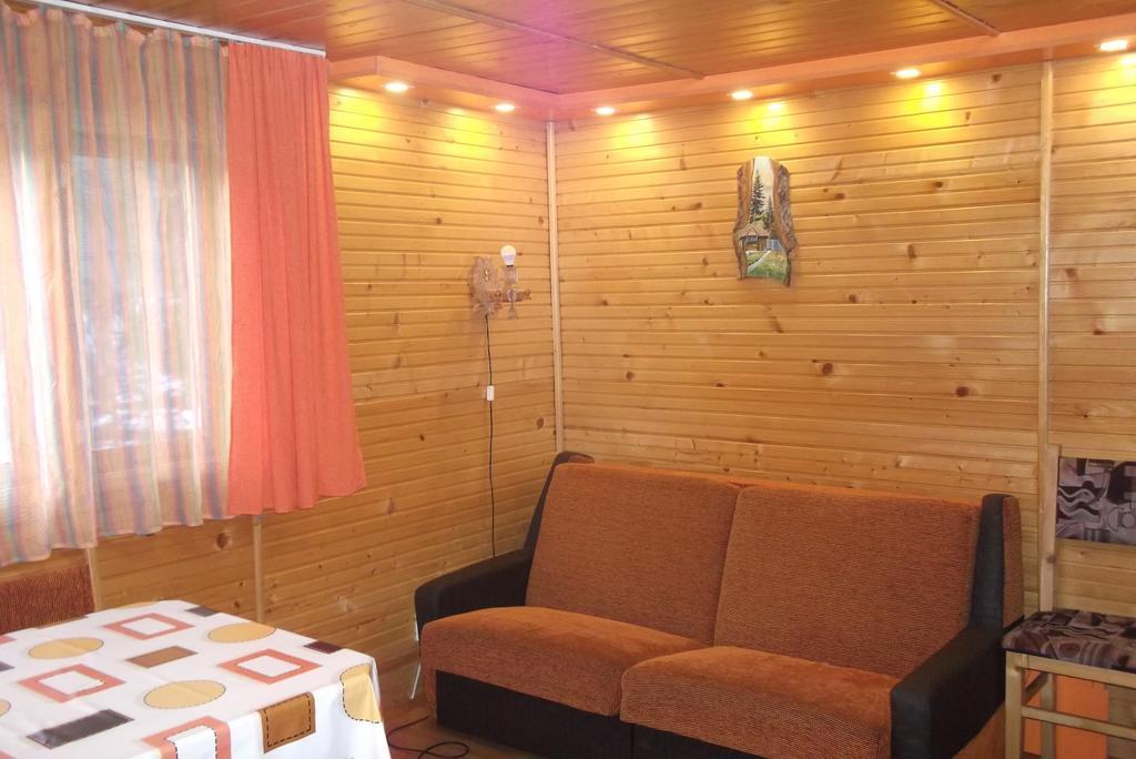 Szilvia Vendeghaz Villa Izvoare  Exteriör bild